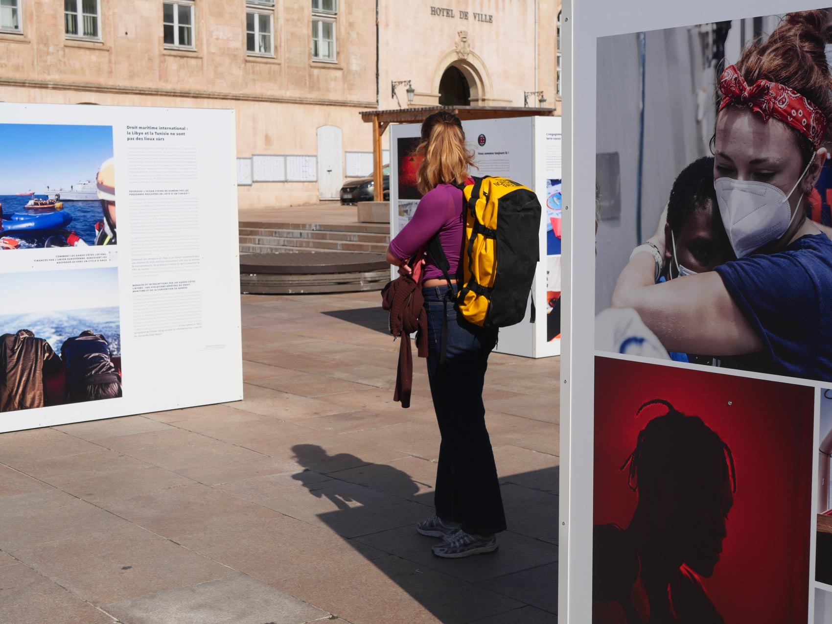 Photo de l'exposition SOS save Our Souls sur le Vieux Port à Marseille