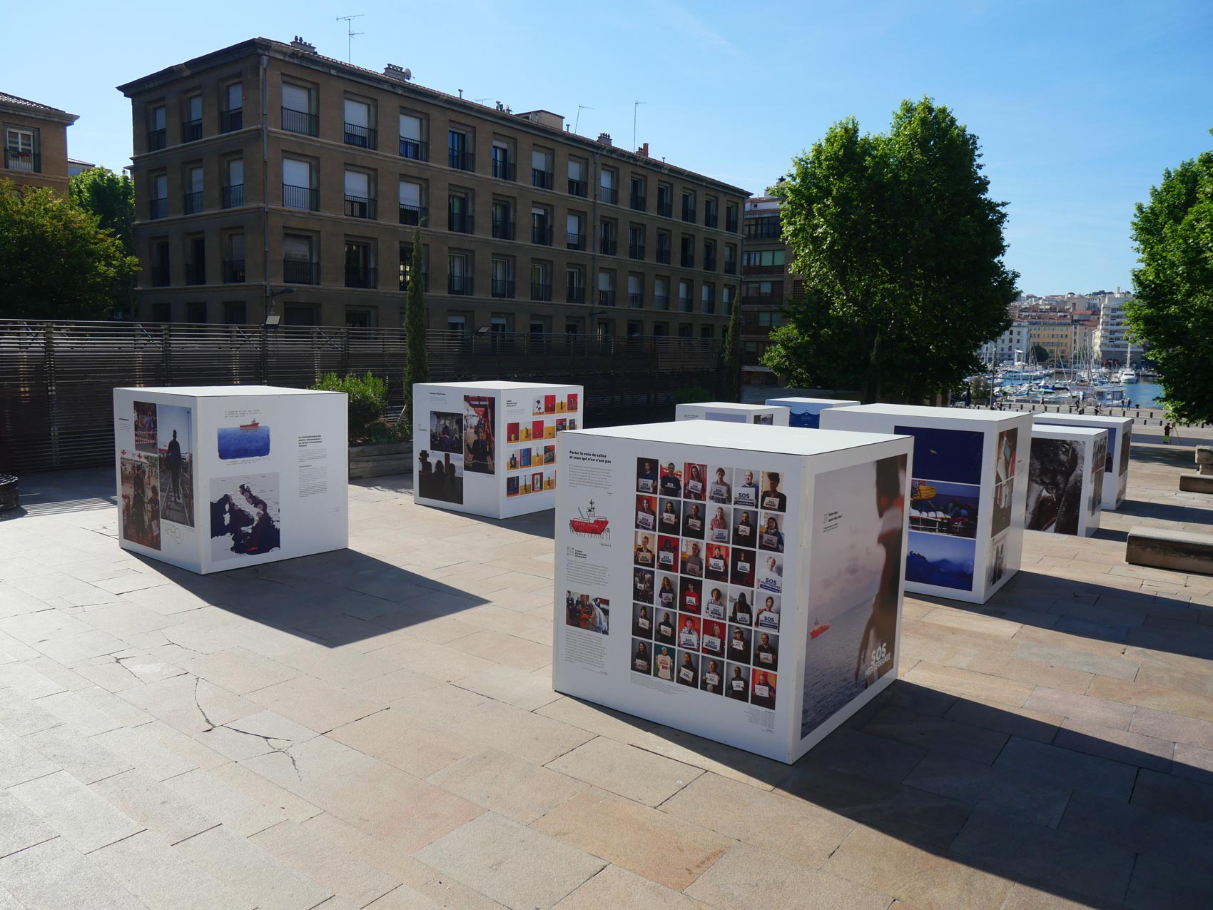 Photo de l'exposition SOS save Our Souls sur le Vieux Port à Marseille